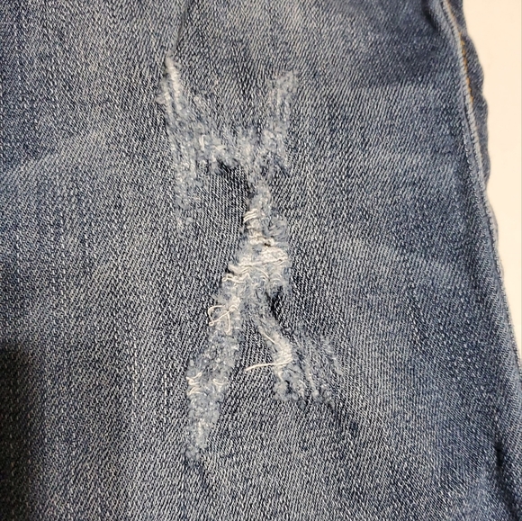 KanCan denim jeans. Estilo style. Distressed raw hem. Rose pattern. - Picture 9 of 13